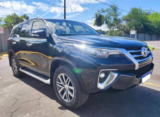 TOYOTA HILUX SW4 2.8 SRX 4X4 7 LUGARES 16V TURBO INTERCOOLER DIESEL 4P AUTOMÁTICO TOYOTA HILUX SW4 2.8 SRX 4X4 7 LUGARES 16V TURBO INTERCOOLER DIESEL 4P AUTOMÁTICO